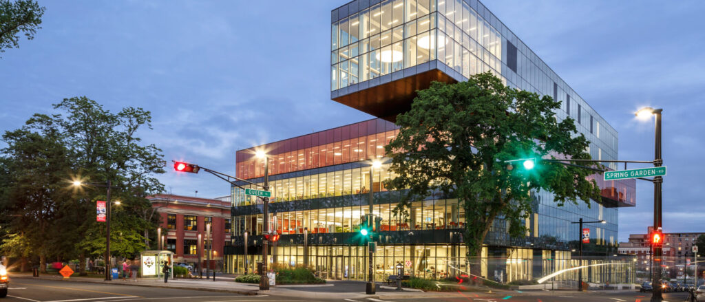 The new six-level Halifax Central Library contains one level of below grade parking, a five-level reinforced concrete open atrium structure, cladding almost entirely of glass, a green roof, greywater recycling and central services heating. Credit for all images: EllisDon.