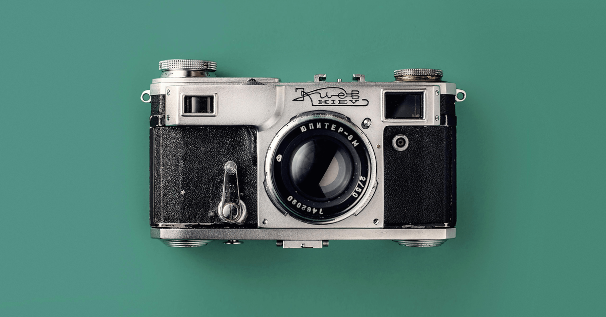 Photograph of a vintage film camera on a teal background. Image: Alex Andrews/Pexels